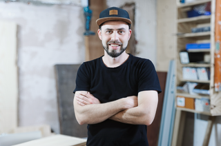 Dominik Thunig bei der Arbeit an einem Schneidebrett in der Werkstatt