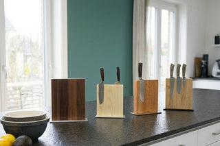 Vier magnetische Messerblöcke aus Nussbaum, Esche, Kirschbaum und Eiche mit Messern