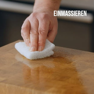 Öl mit dem Auftragspad in das Holz einmassieren