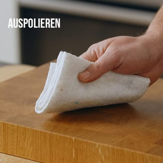Überschüssiges Öl mit dem Ölsaugtuch abnehmen