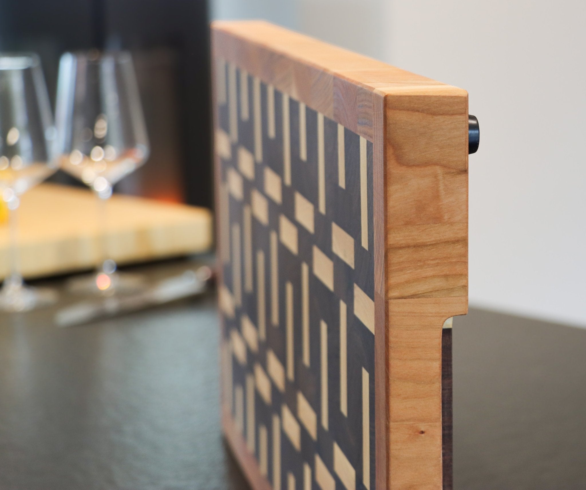 Stirnholz Schneidebrett aus Nussbaum, Esche und Kirsche - Echtholz Manufaktur Thunig