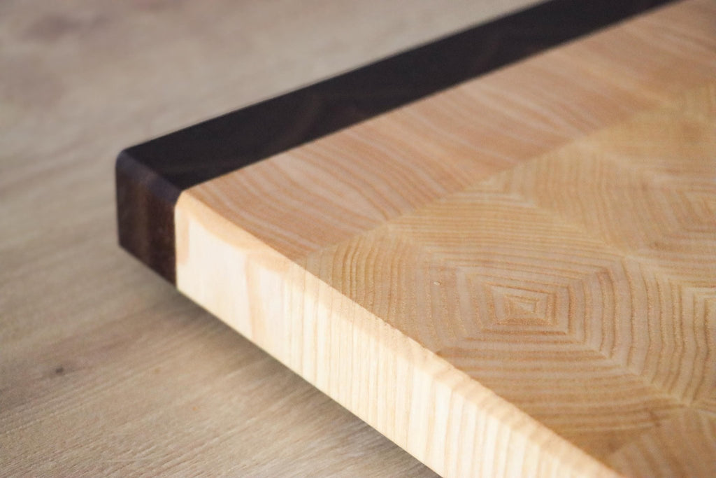 Stirnholz Schneidebrett aus Nussbaum und Esche - Echtholz Manufaktur Thunig-Zusatzoption_2
