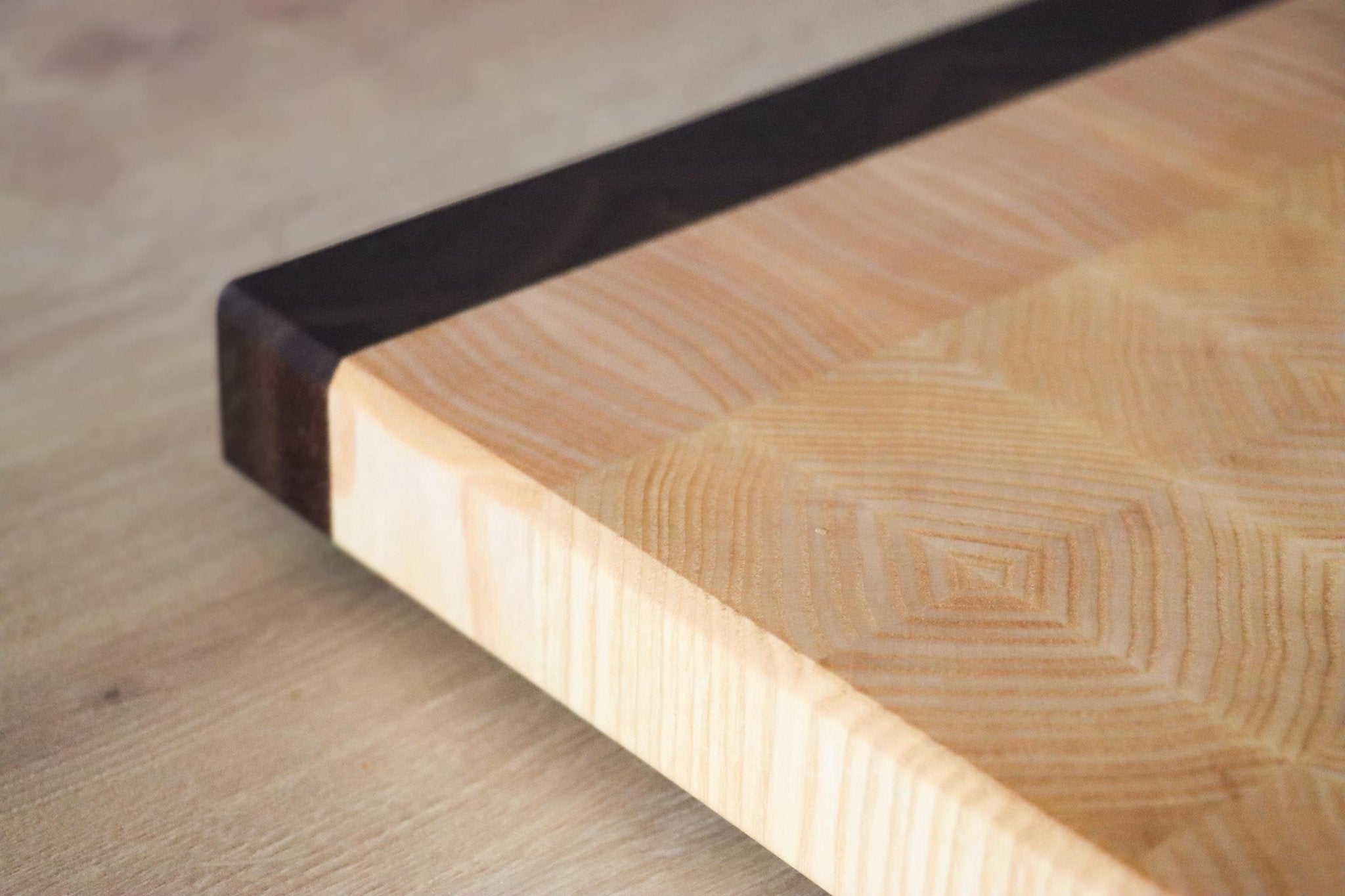 Stirnholz Schneidebrett aus Nussbaum und Esche - Echtholz Manufaktur Thunig-Zusatzoption_2