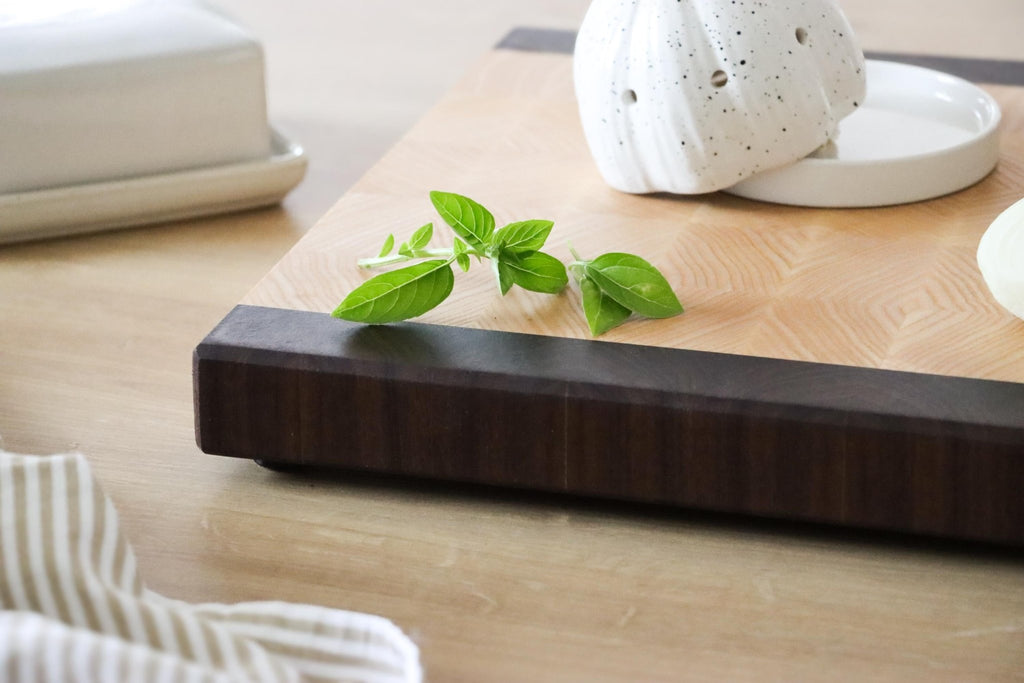 Stirnholz Schneidebrett aus Nussbaum und Esche - Echtholz Manufaktur Thunig-Zusatzoption_2